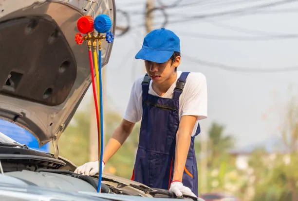 Teknisi sedang melakukan servis AC mobil di Bengkel Mobil Pelangi